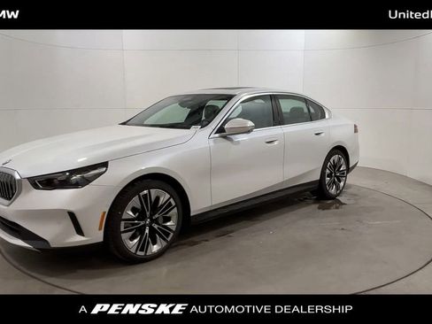 Used 2025 BMW 530i w/ Premium Package image 4