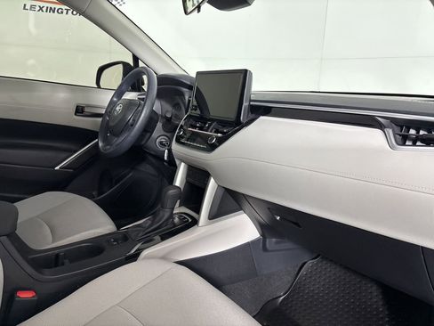 Used 2025 Toyota Corolla Cross L image 28