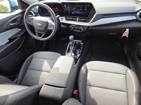 Used 2025 Chevrolet Trax LT FWD image 24