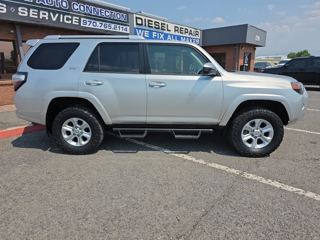 Used 2017 Toyota 4Runner SR5 AWD/4WD image 9