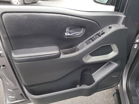 Used 2025 Nissan Frontier SV w/ SV Convenience Package image 16