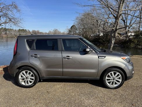 Used 2018 Kia Soul + image 3