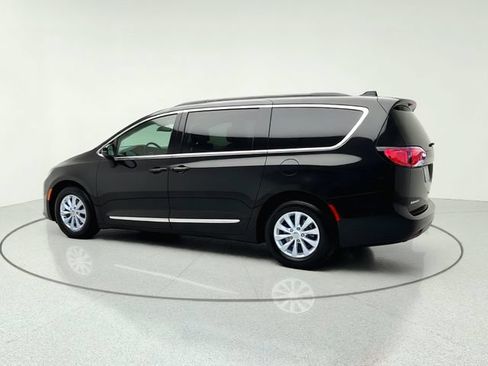 Used 2017 Chrysler Pacifica Touring-L FWD image 3
