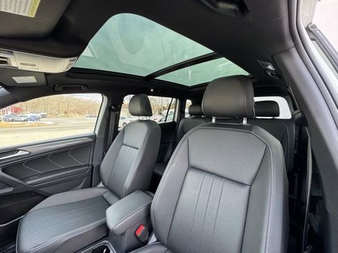 Certified 2023 Volkswagen Tiguan SE R-Line image 31