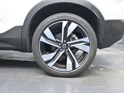 Used 2025 Volvo XC40 B5 Plus image 9