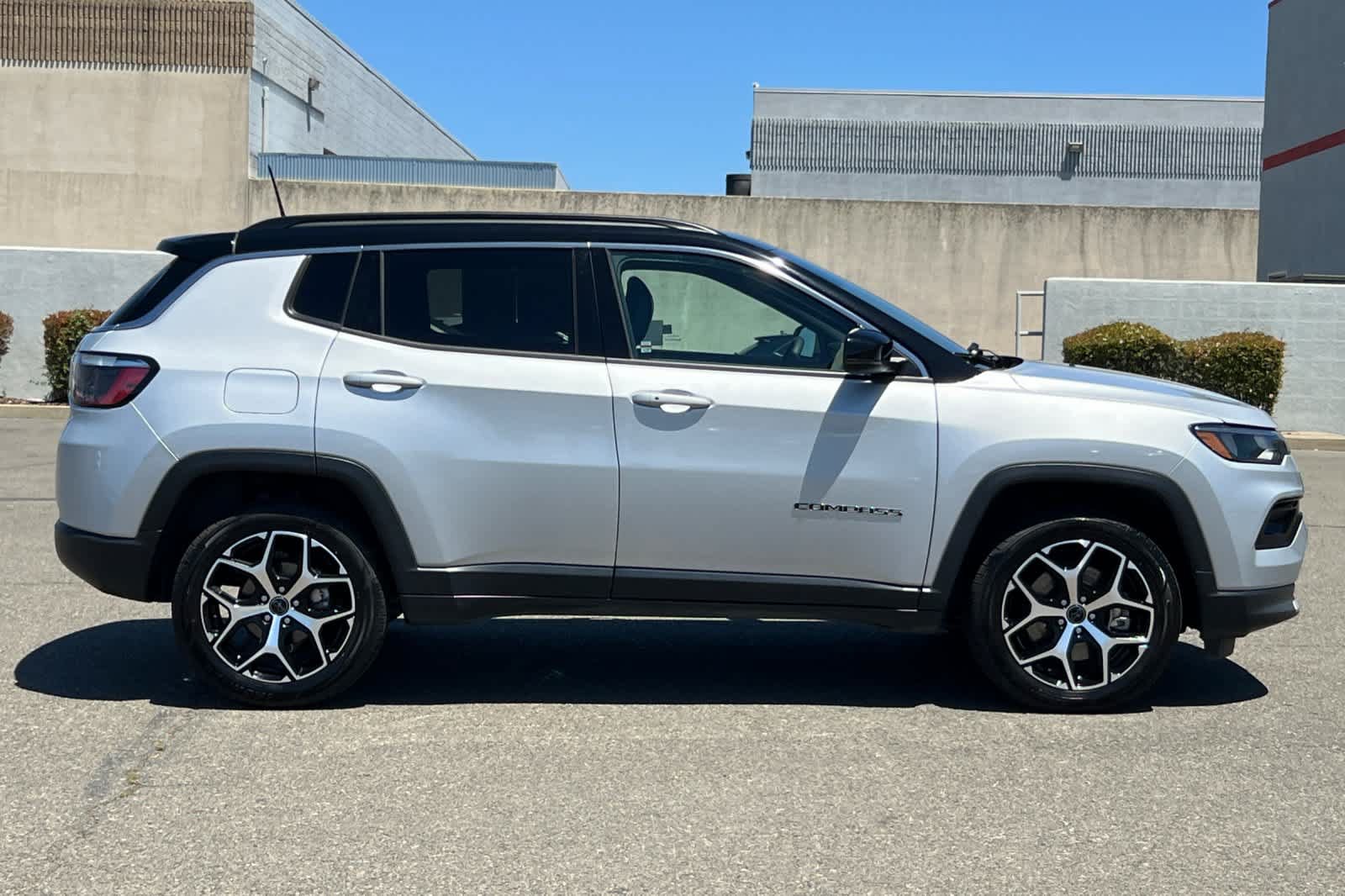 Used 2025 Jeep Compass Limited AWD/4WD image 6