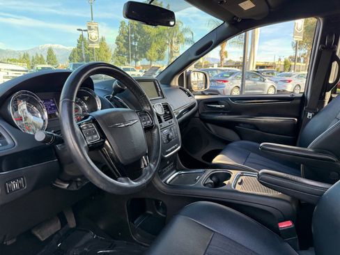 Used 2015 Chrysler Town & Country S w/ Driver Convenience Group image 15