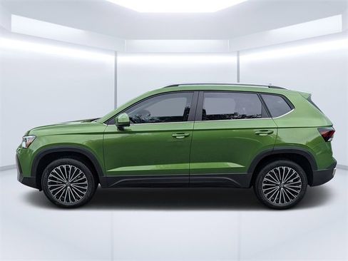 New 2026 Volkswagen Taos SE image 6