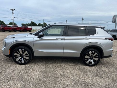 Used 2025 Mitsubishi Outlander SE AWD/4WD image 2