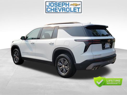 Used 2026 Chevrolet Traverse LT FWD image 3