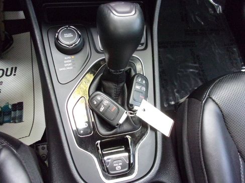 Used 2020 Jeep Cherokee Limited AWD/4WD image 28