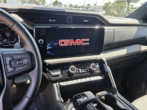 Used 2024 GMC Sierra 1500 AT4 w/ Technology Package AWD/4WD image 10