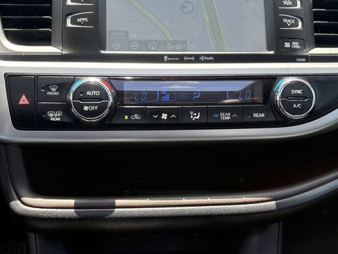 Used 2019 Toyota Highlander XLE FWD image 21