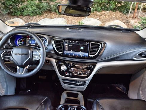 Used 2022 Chrysler Pacifica Touring-L image 12