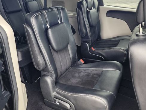 Used 2016 Dodge Grand Caravan SXT FWD image 9