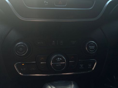 Used 2019 Jeep Cherokee Trailhawk image 6