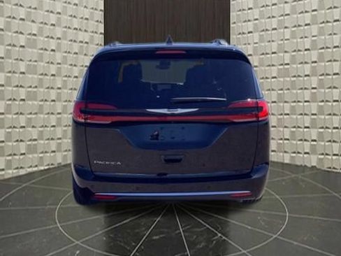 Certified 2024 Chrysler Pacifica Select FWD image 6