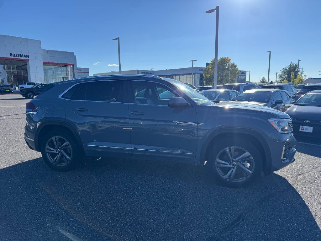 Used 2024 Volkswagen Atlas Cross Sport SEL R-Line AWD/4WD image 2