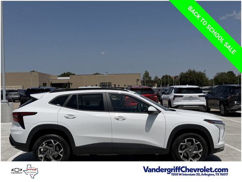 Used 2025 Chevrolet Trax LT w/ LT Convenience Package FWD image 3