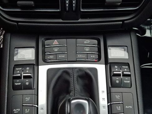 Certified 2020 Porsche Macan AWD/4WD image 19