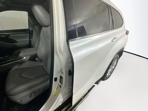 Used 2022 Toyota Highlander Limited FWD image 12