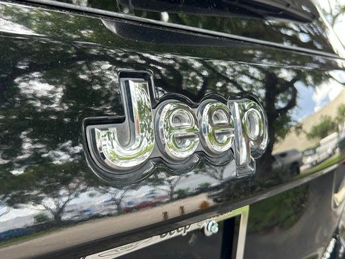 Used 2019 Jeep Grand Cherokee Laredo w/ Laredo X Package RWD image 33