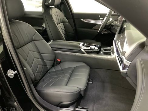 Used 2024 BMW i7 eDrive50 image 38