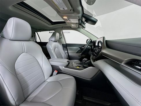 Used 2023 Toyota Highlander XLE image 32