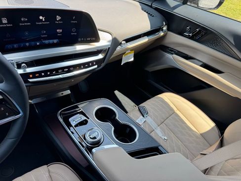 New 2025 Cadillac Lyriq Luxury image 29