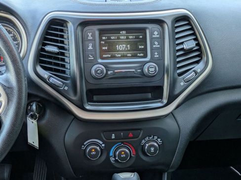 Used 2016 Jeep Cherokee Sport FWD image 18