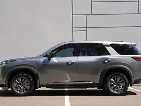 Used 2025 Nissan Pathfinder S FWD image 8