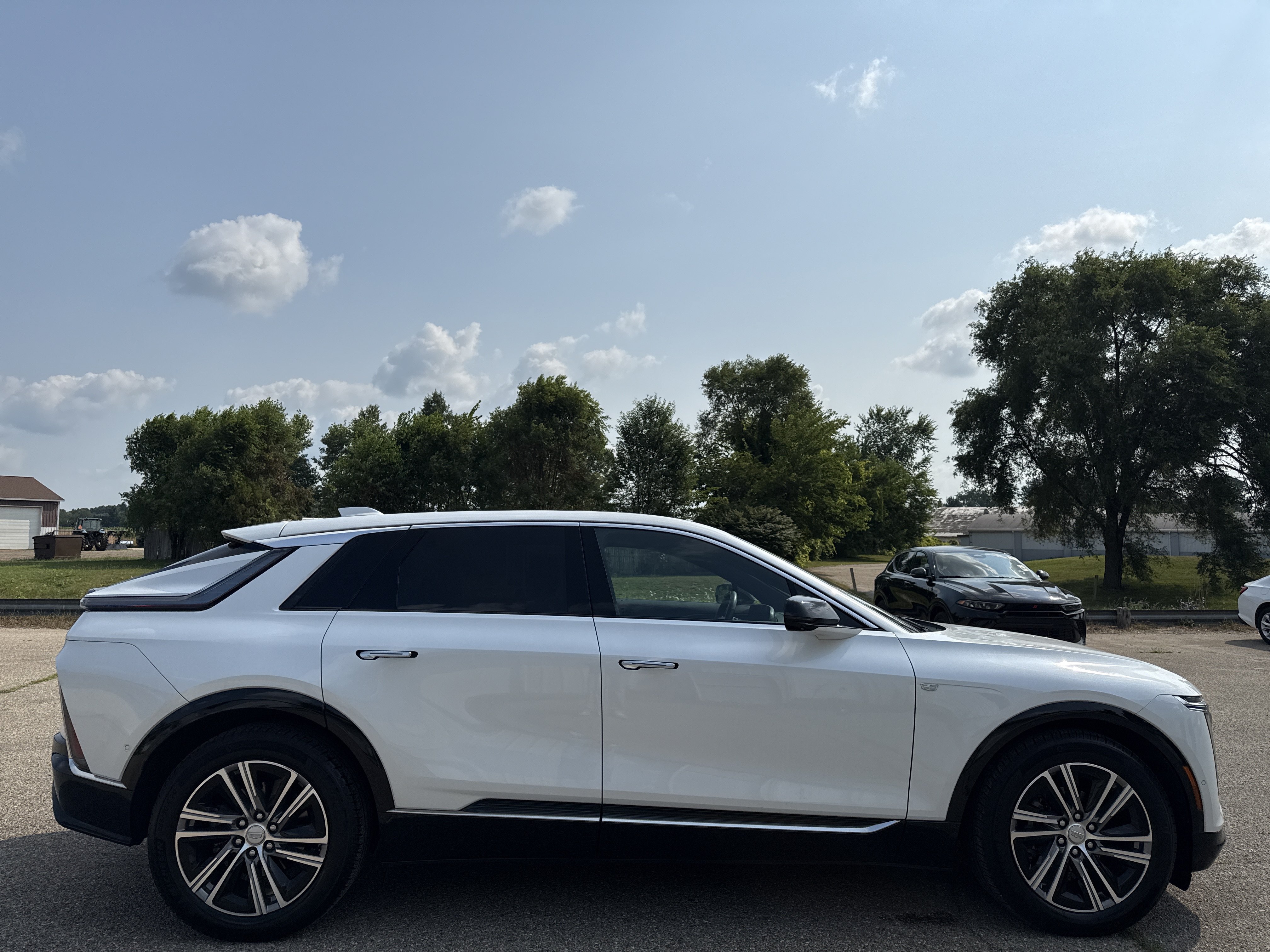 Used 2024 Cadillac Lyriq Luxury AWD/4WD image 2