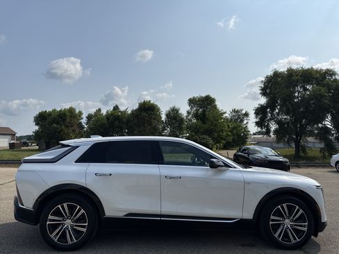 Used 2024 Cadillac Lyriq Luxury AWD/4WD image 2