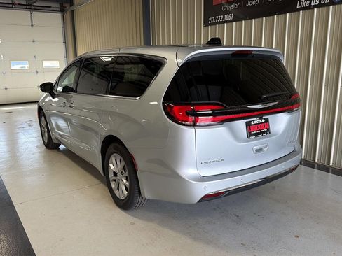 New 2026 Chrysler Pacifica Limited FWD image 3