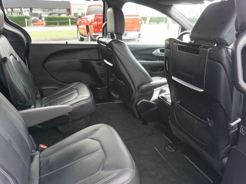 Used 2019 Chrysler Pacifica Touring-L Plus FWD image 23