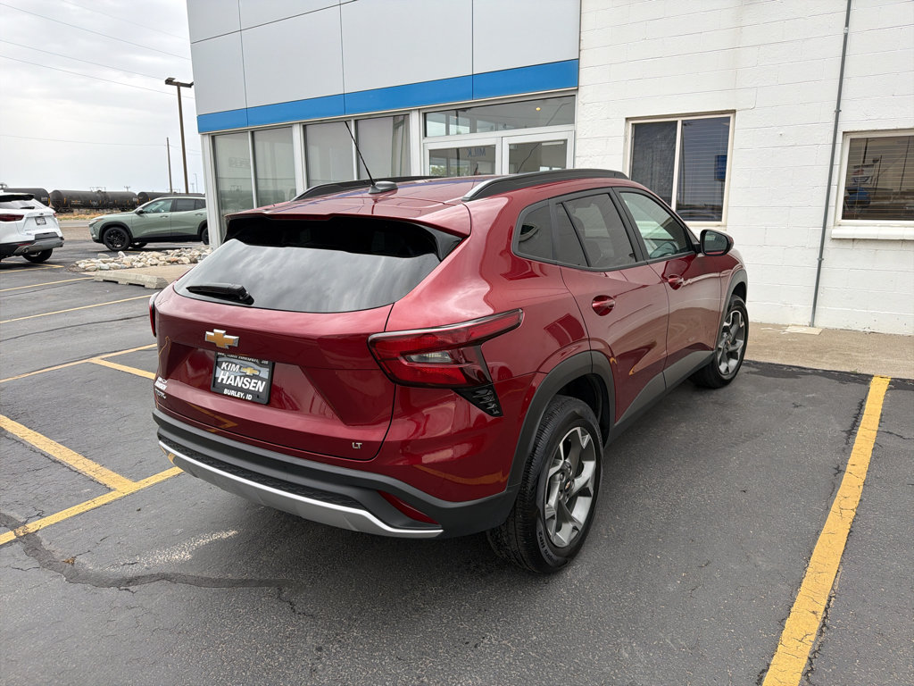 Used 2025 Chevrolet Trax LT FWD image 4