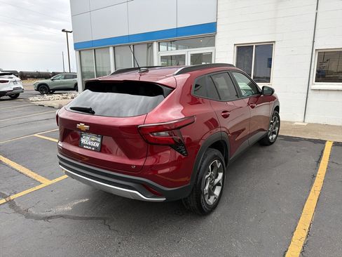 Used 2025 Chevrolet Trax LT FWD image 4