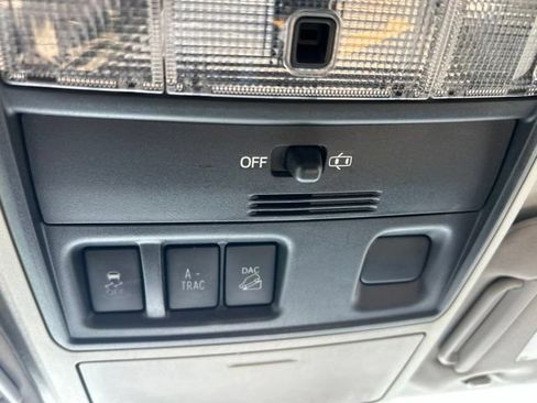 Used 2017 Toyota 4Runner SR5 AWD/4WD image 22