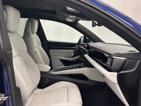 Used 2025 Porsche Macan 4 Electric AWD/4WD image 18