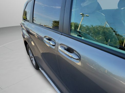Used 2026 Toyota Sienna XLE FWD image 21