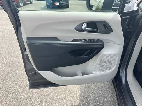 Used 2023 Chrysler Pacifica Touring-L FWD image 26