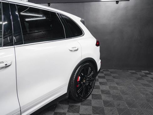 Used 2015 Porsche Cayenne Turbo image 7
