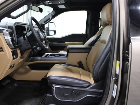 Used 2023 Ford F250 Lariat w/ Chrome Package image 3