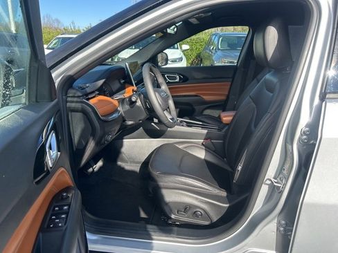 Used 2024 Jeep Compass Limited image 14