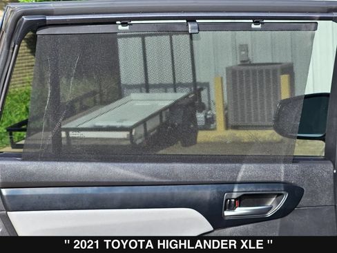 Used 2021 Toyota Highlander XLE AWD/4WD image 19