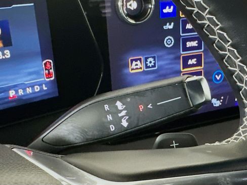 Used 2025 Chevrolet Traverse LT image 25