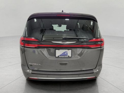 Used 2025 Chrysler Pacifica Select image 24