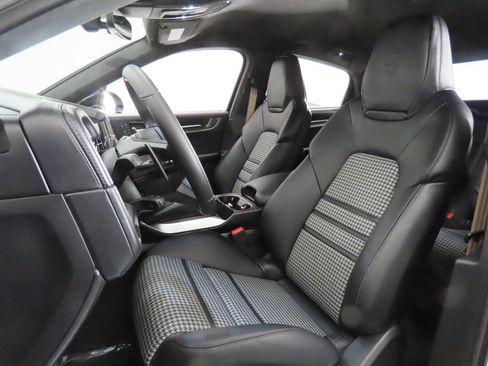 Certified 2026 Porsche Cayenne GTS AWD/4WD image 5