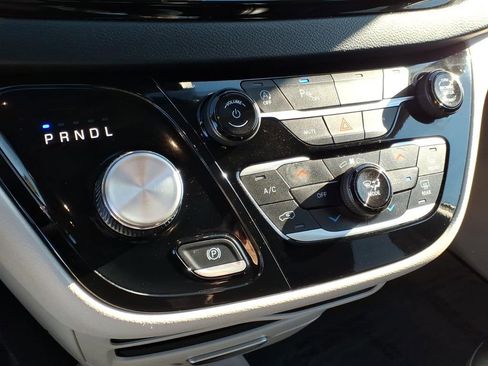 Used 2024 Chrysler Pacifica Touring-L FWD image 22