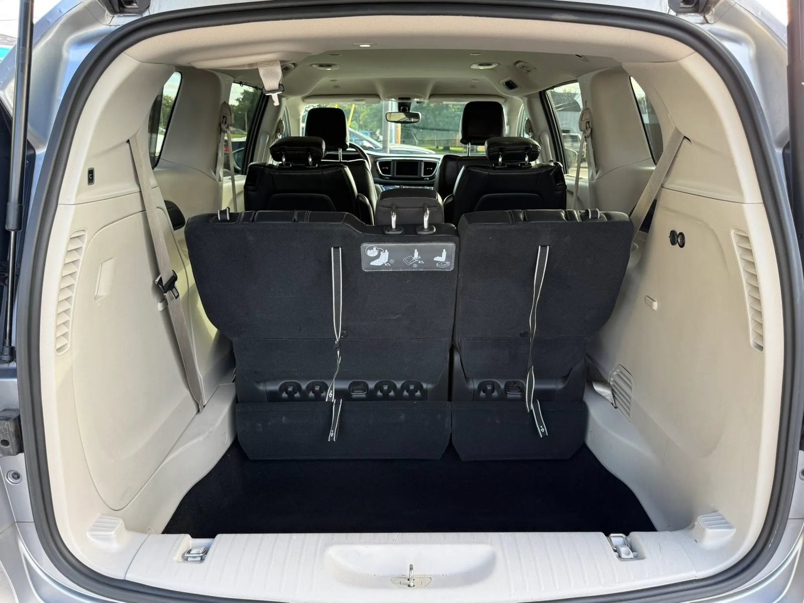 Used 2019 Chrysler Pacifica Touring-L FWD image 16